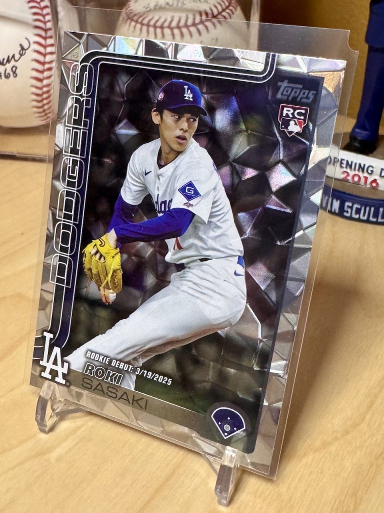 2025 Topps Update Series #US199 Roki Sasaki Rookie Diamante Foil reflection