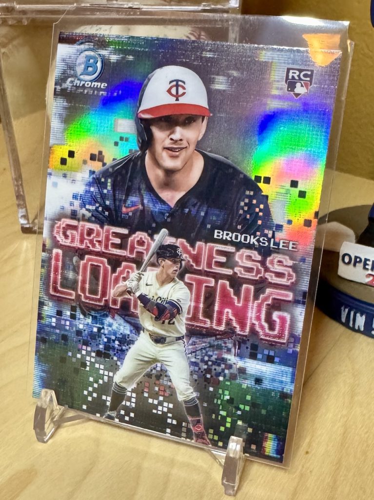 2025 Bowman #GL-14 Brooks Lee Rookie Chrome Greatness Loading insert reflection